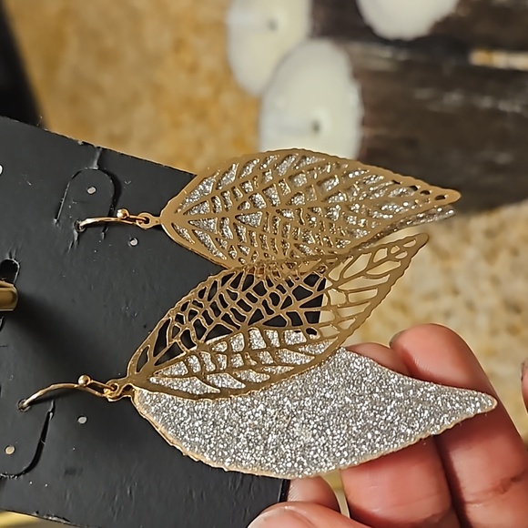 🌱✨️Fashion Accents Shimmering layered Leaf Earrings 🍃🪩 - Picture 3 of 3